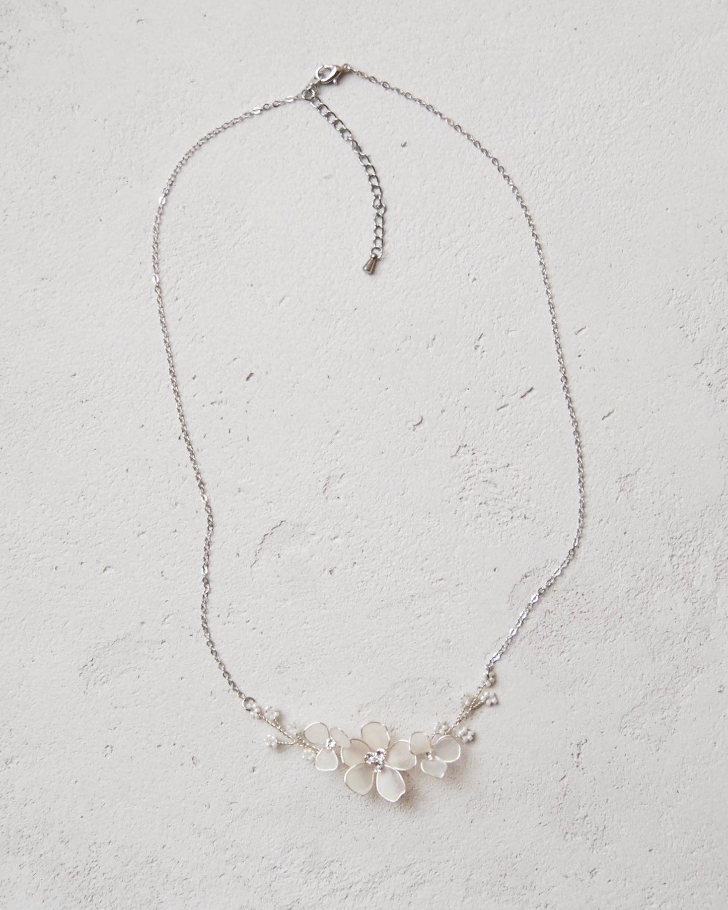 Gioiello da sposa: collana decorata con raffinati fiori satinati.