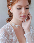 Gioiello da sposa: collana di perline con un fiocco laterale delicato.