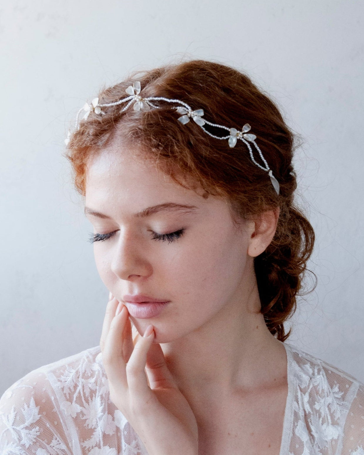 Gioiello da sposa: coroncina con perline e fiocchi madreperlati delicati.