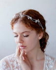 Gioiello da sposa: coroncina con perline e fiocchi madreperlati delicati.