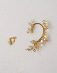Gioiello da sposa: ear cuff dorato con dettagli floreali raffinati.