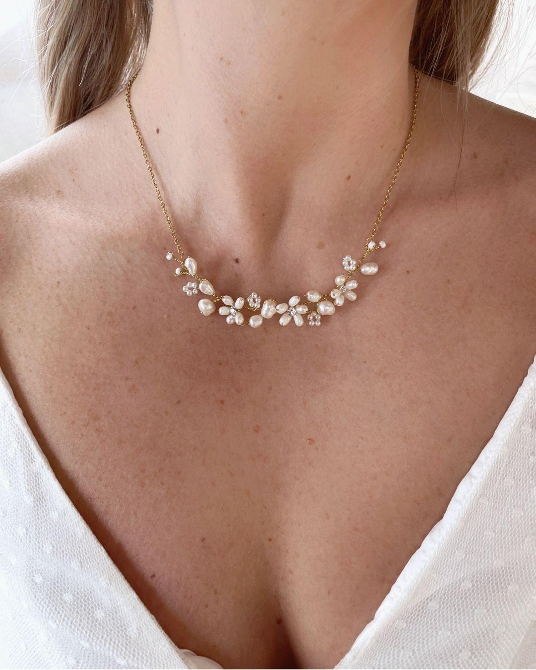 Girocollo sposa dallo stile alternativo e sofisticato con motivi botanici in perla naturale bianca.