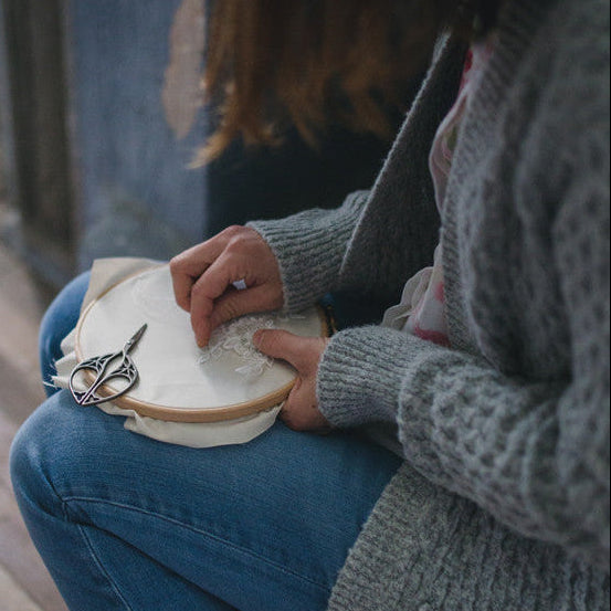 Lavorazione artigianale di un accessorio ricamato da sposa realizzato a mano nell’atelier Elibre