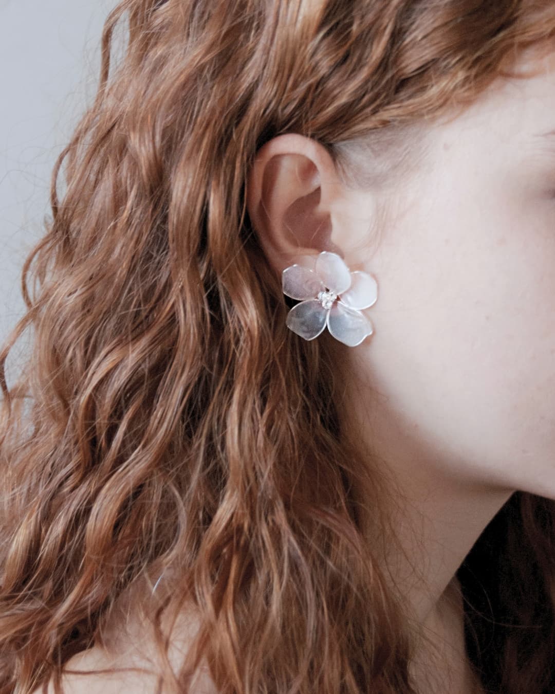 orecchini a lobo con fiore grande satinato per un matrimonio chic e floreale