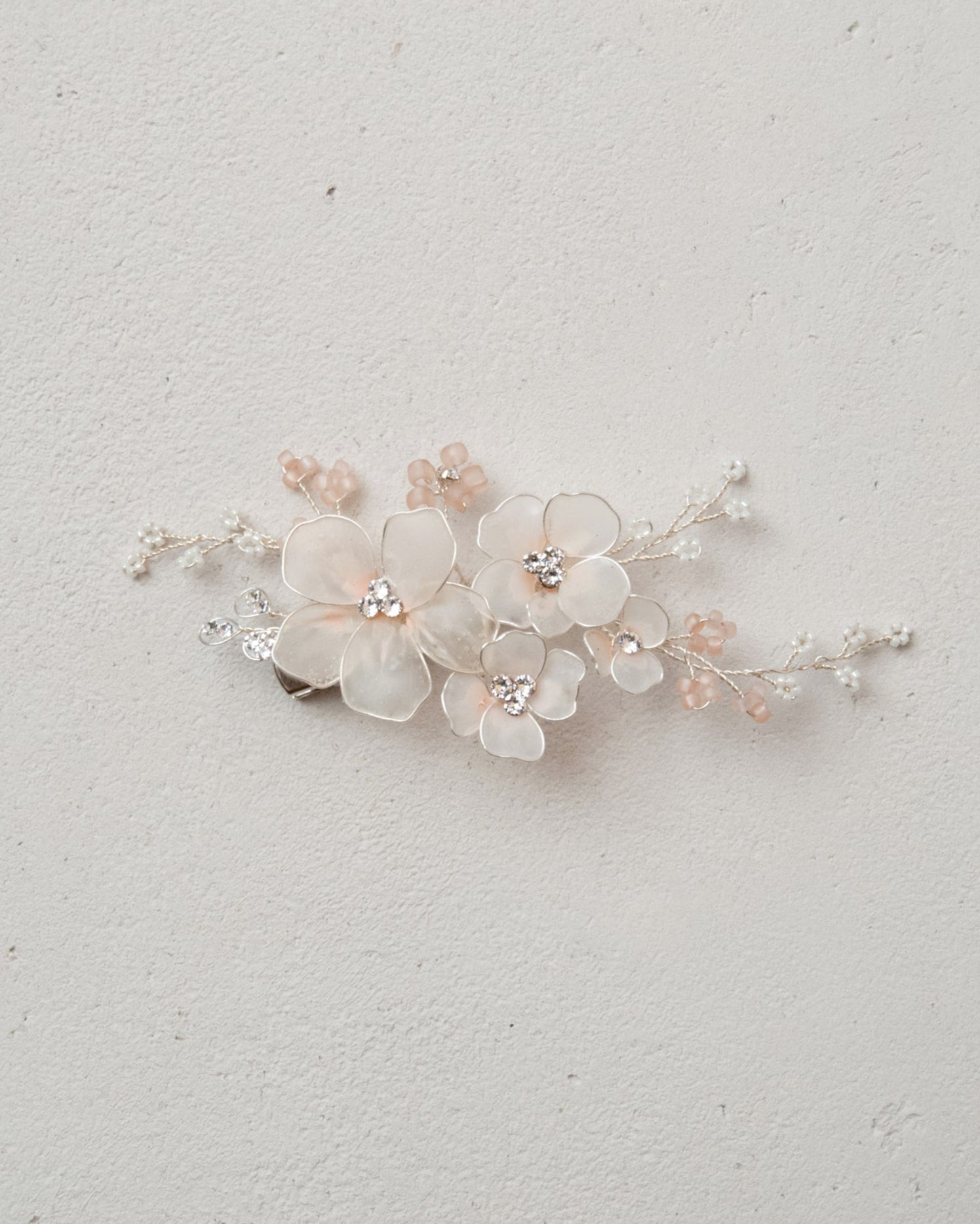 Molletta a clip con fiori satinati rosa e Swarovski, un accessorio elegante per capelli da sposa.