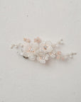 Molletta a clip con fiori satinati rosa e Swarovski, un accessorio elegante per capelli da sposa.