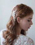 Molletta a clip per sposa con fiori satinati rosa e dettagli Swarovski, perfetta per un matrimonio elegante.
