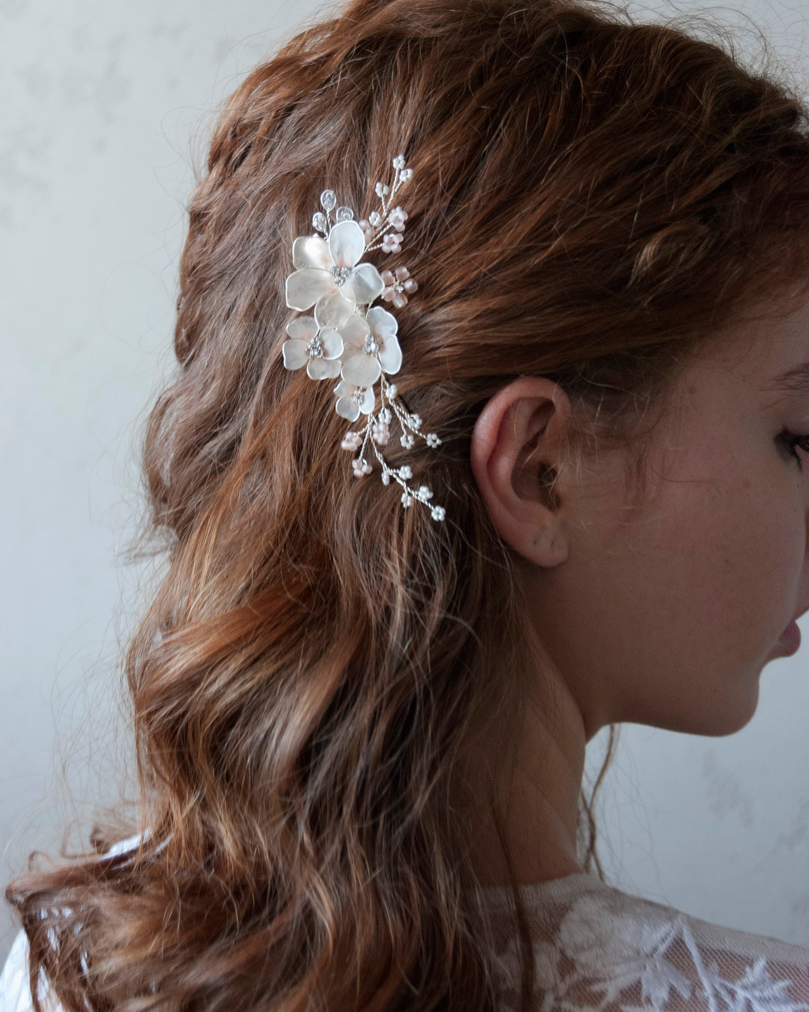 Molletta con fiori rosa satinati e Swarovski, perfetta per acconciature da sposa chic e delicate.