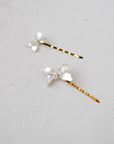 Mollettine per capelli da sposa con fiocco madreperlato, l'accessorio perfetto per un look moderno ed elegante.