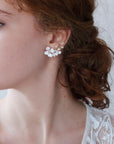 Orecchini biancospino climbers con fiori bianchi, l'accessorio perfetto per una sposa romantica e sofisticata.