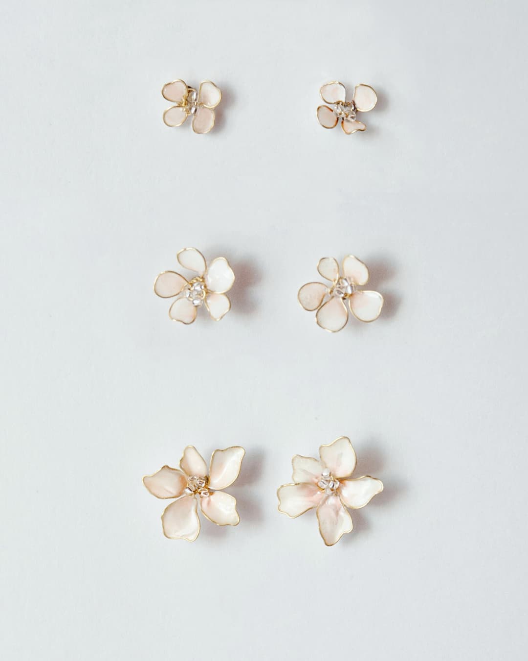 Orecchini artigianali Bloom con petali sfumati dal bianco al rosa cipria per sposa.