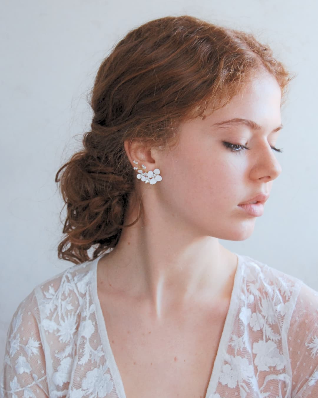 Orecchini floreali stile climber con micro-perline e fiori di biancospino, un design unico per spose d'élite.