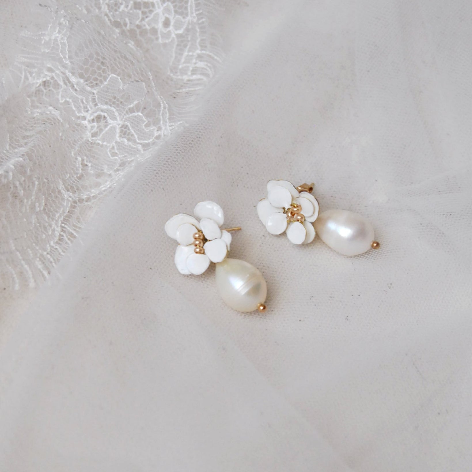 Orecchini da sposa Elibre in perle e per un look equilibrato e raffinato.