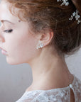 Orecchini con fiori satinati per un look romantico e senza tempo.