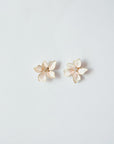 Dettaglio dei petali smaltati e sfumati a mano degli orecchini Bloom per un look romantico.
