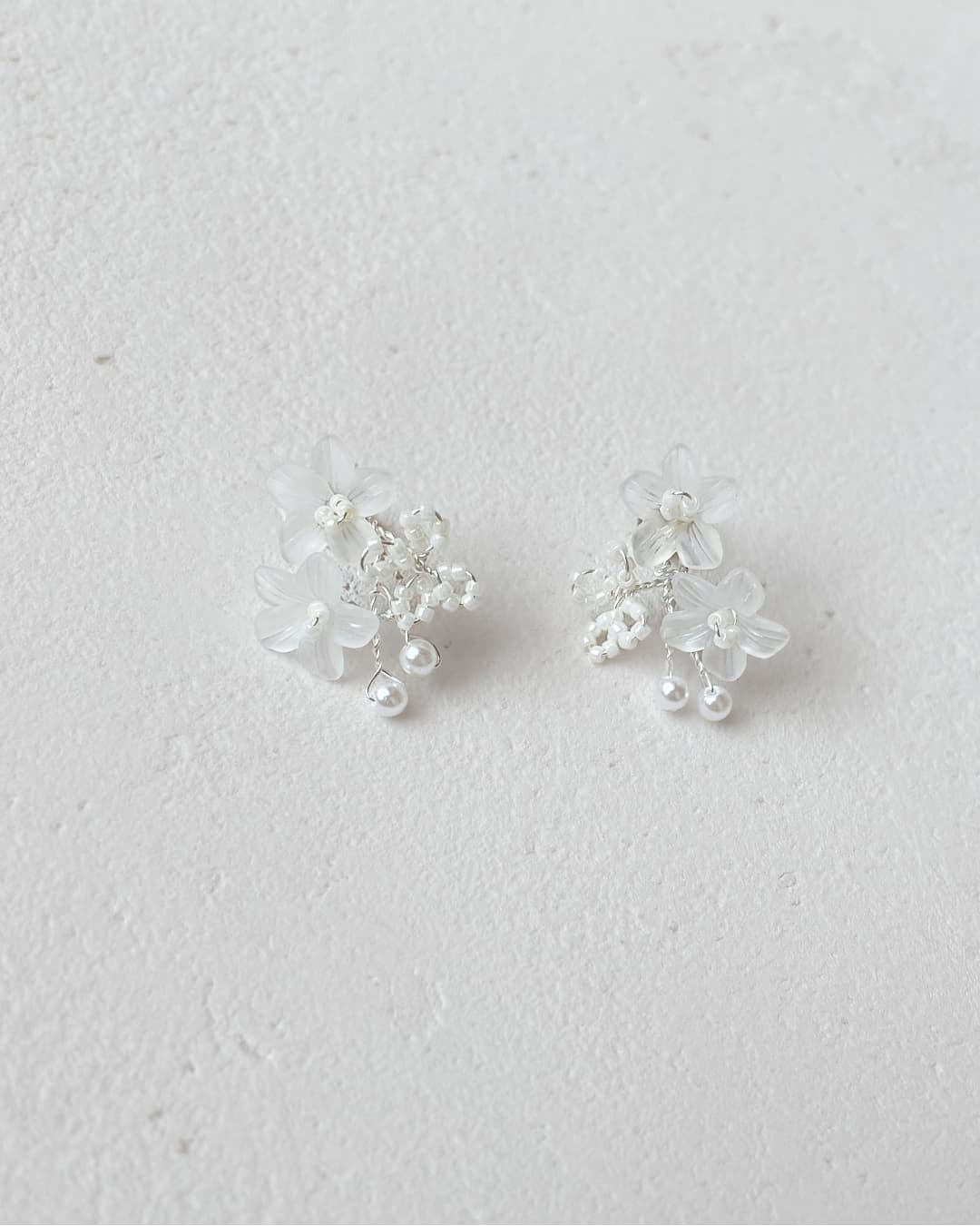 Orecchini floreali Frangipane in finitura argento