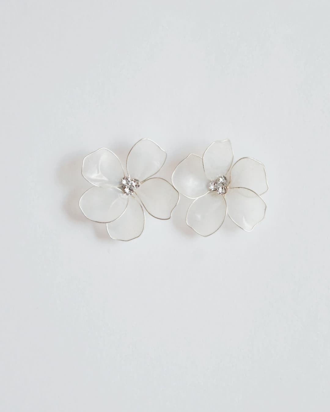 Orecchini Frostalia versione Maxi: fiori scultorei ampi e luminosi per una sposa che cerca un accessorio distintivo d'élite.