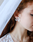 Orecchini a lobo per sposa, leggeri e raffinati con finitura satinata.