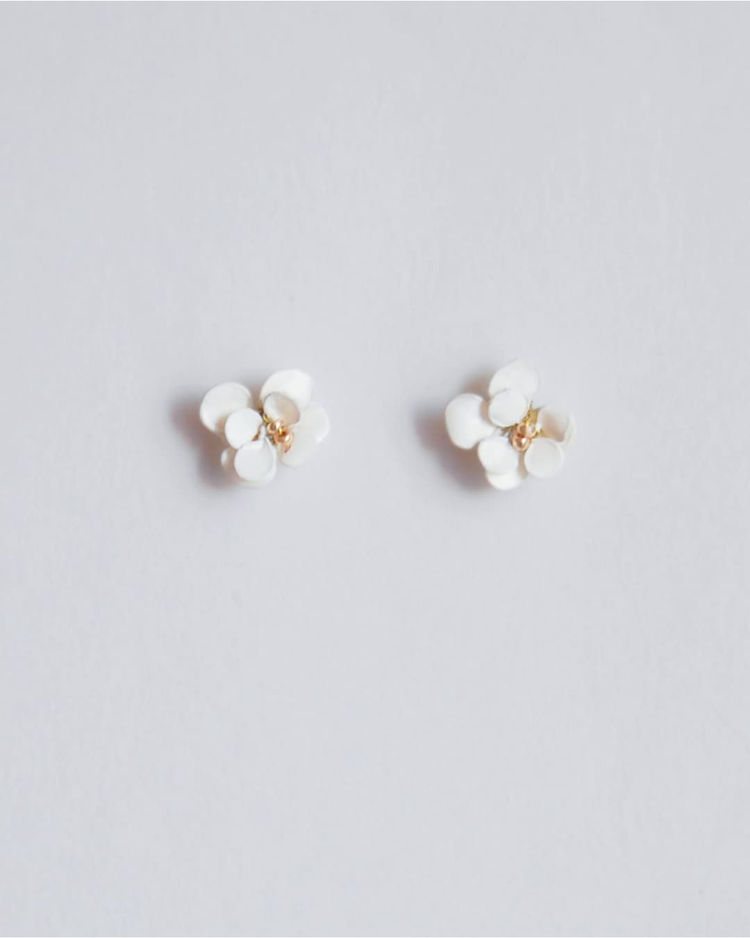 Orecchini a lobo floreali con perni placcati di alta qualità, ideali per una sposa d'élite che ama i dettagli discreti.