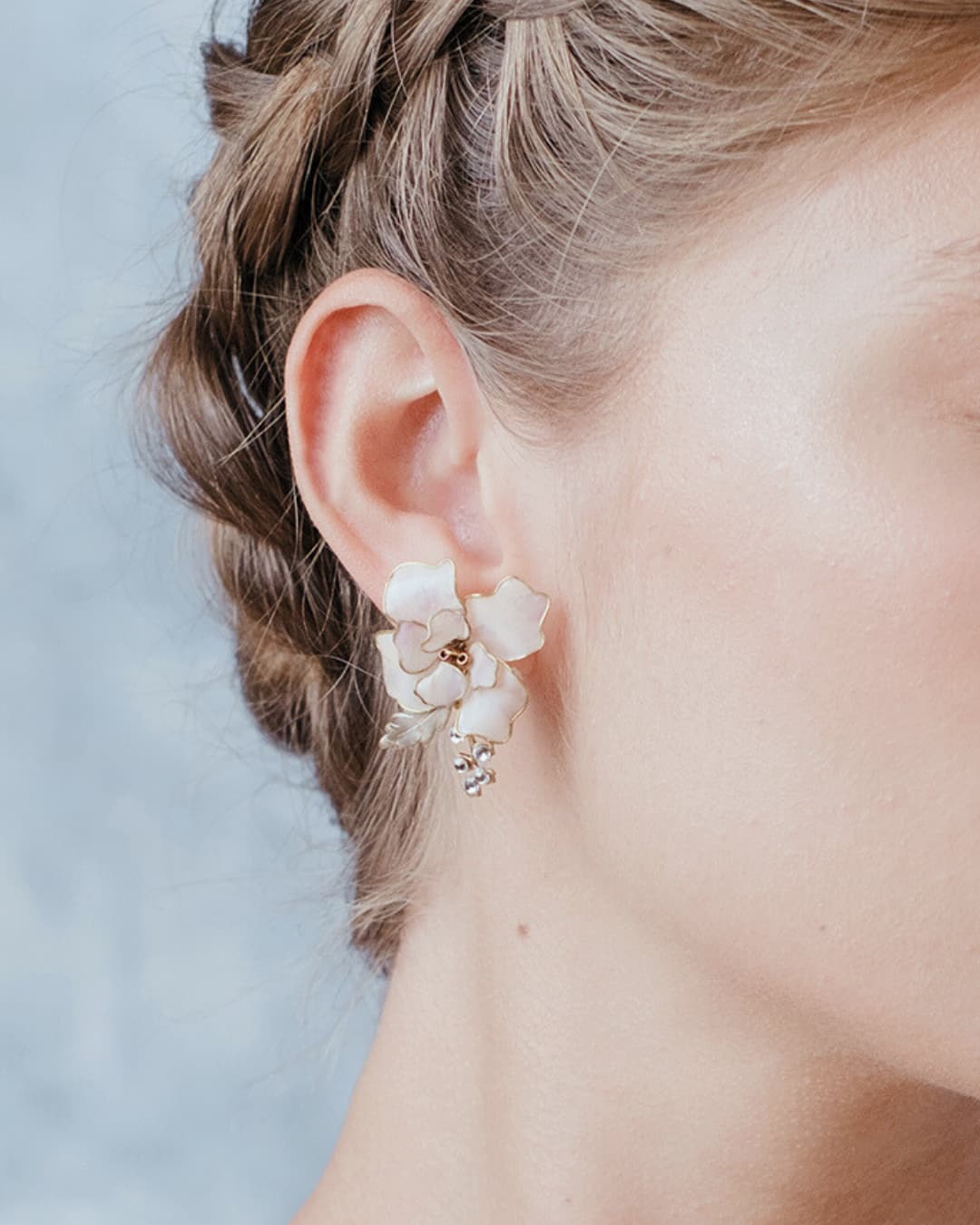 Orecchini a lobo floreali lilla e rosa per sposa con cristalli artigianali