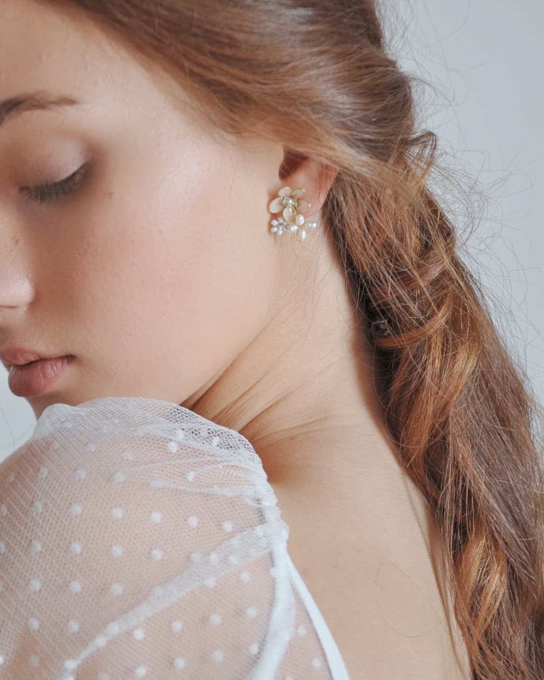 Orecchini a lobo Trinitas Elibre con composizione di tre fiori artigianali e perle naturali per sposa.