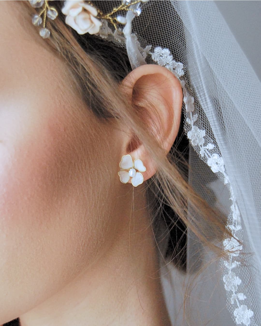 Orecchini matrimonio design floreale dorato con perle d'acqua dolce, accessori sposa eleganti
