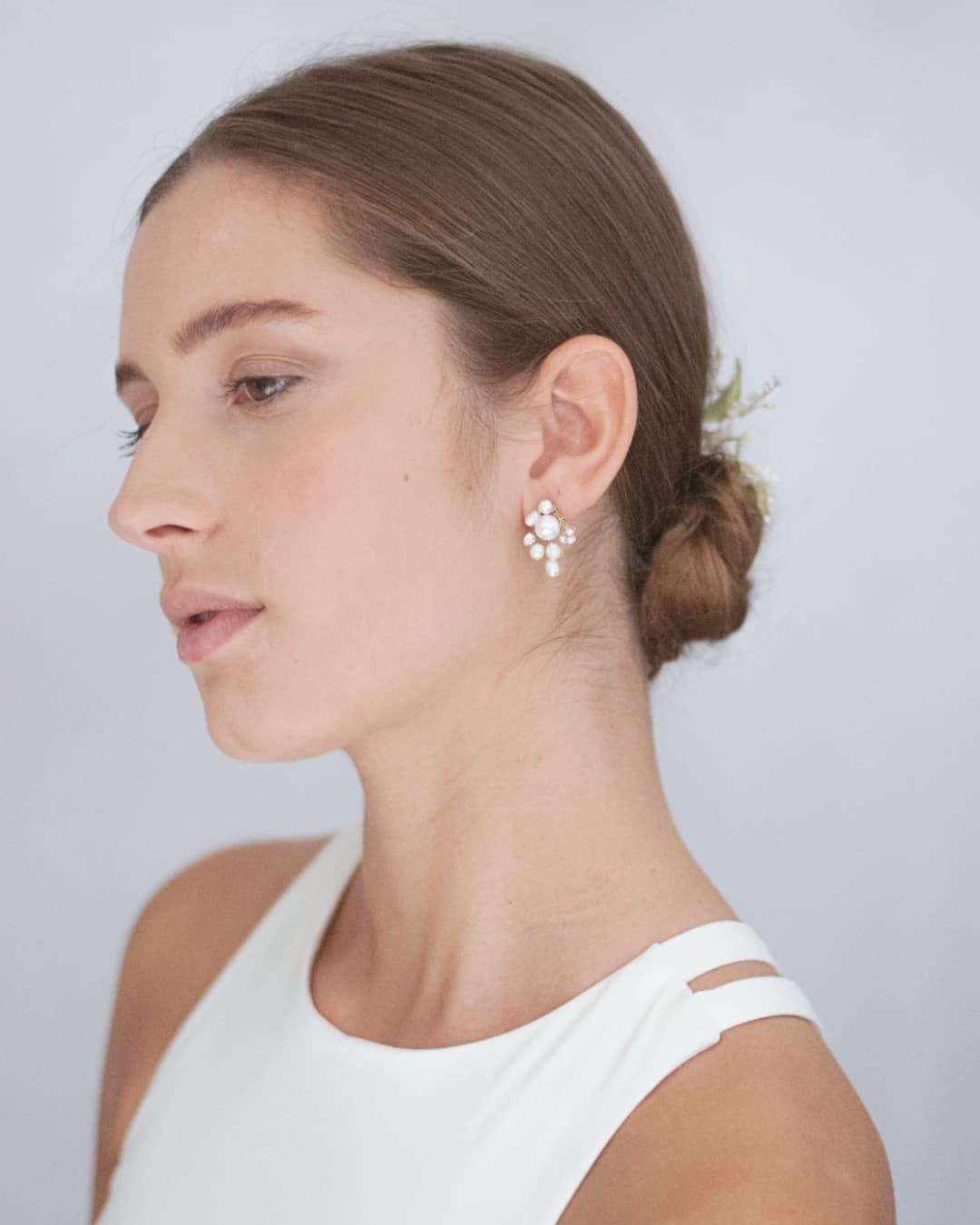 Sposa indossa orecchini Nuage pendenti con perle e cristalli, effetto tridimensionale luminoso