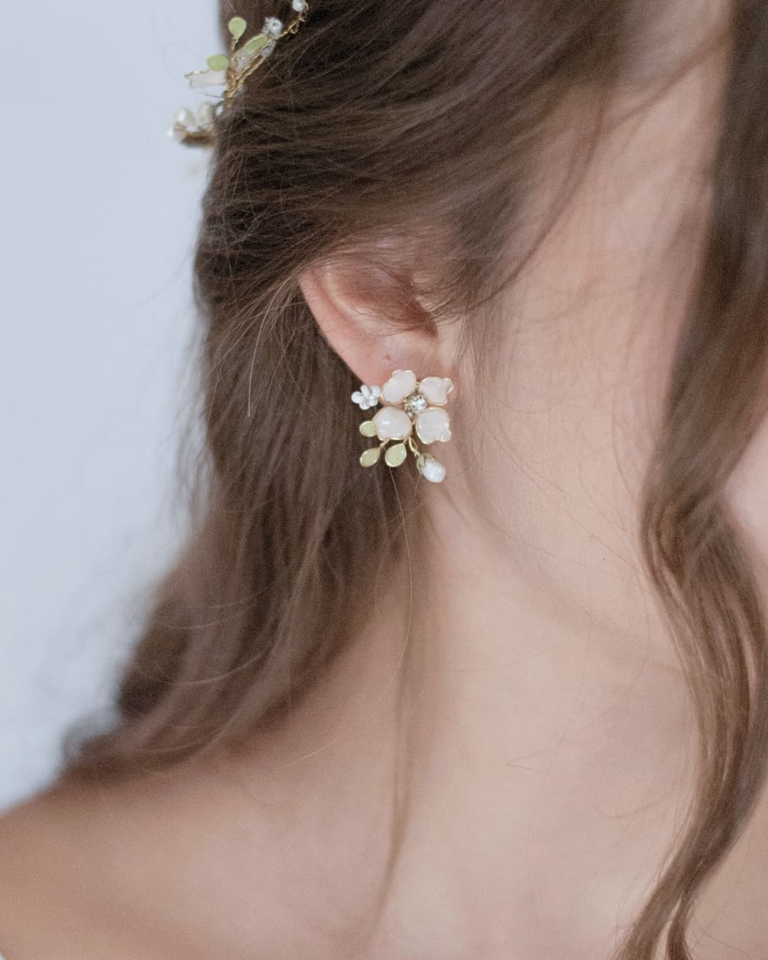 Idea regalo per damigelle: orecchini Anthea con fiori rosa e perle in confezione regalo esclusiva.