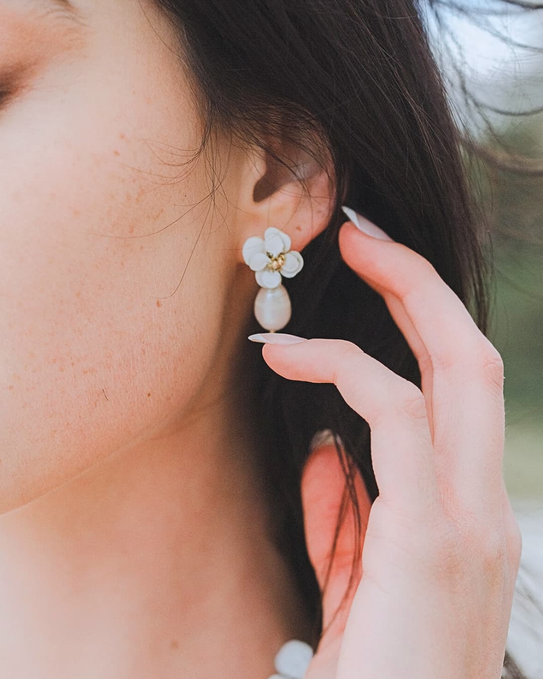 Orecchini a lobo Peonia Biancoluce con fiori modellati e dipinti a mano per un look sposa raffinato.