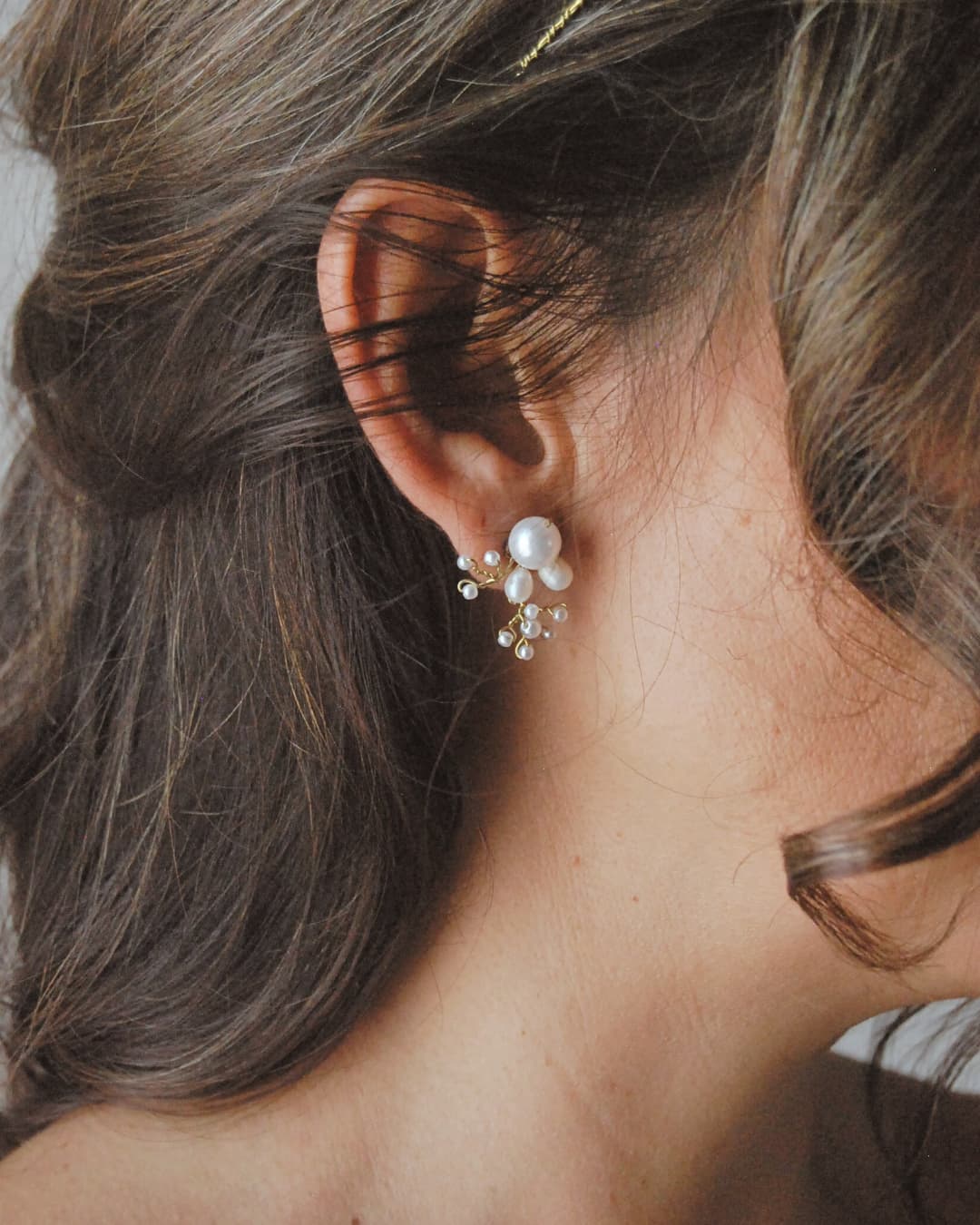 Orecchini sposa Perle d'Acqua Elibre con perle naturali e rametti dorati intrecciati a mano.