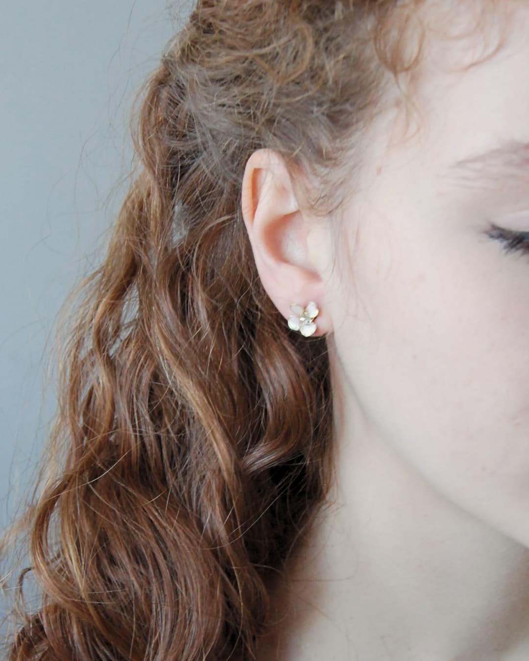 Orecchini fiori piccoli versione Petite, punti luce botanici discreti ed eleganti.