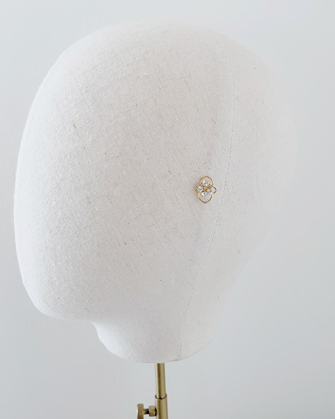 Orecchini sposa luminosi con design a fiore e cristalli brillanti per un bridal look moderno.