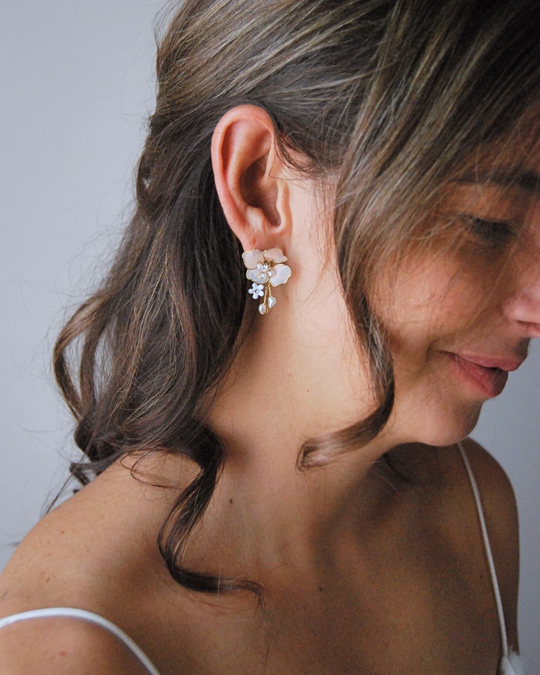 Orecchini Sakura dal design femminile con fiori rosa cipria modellati a mano per una sposa romantica.