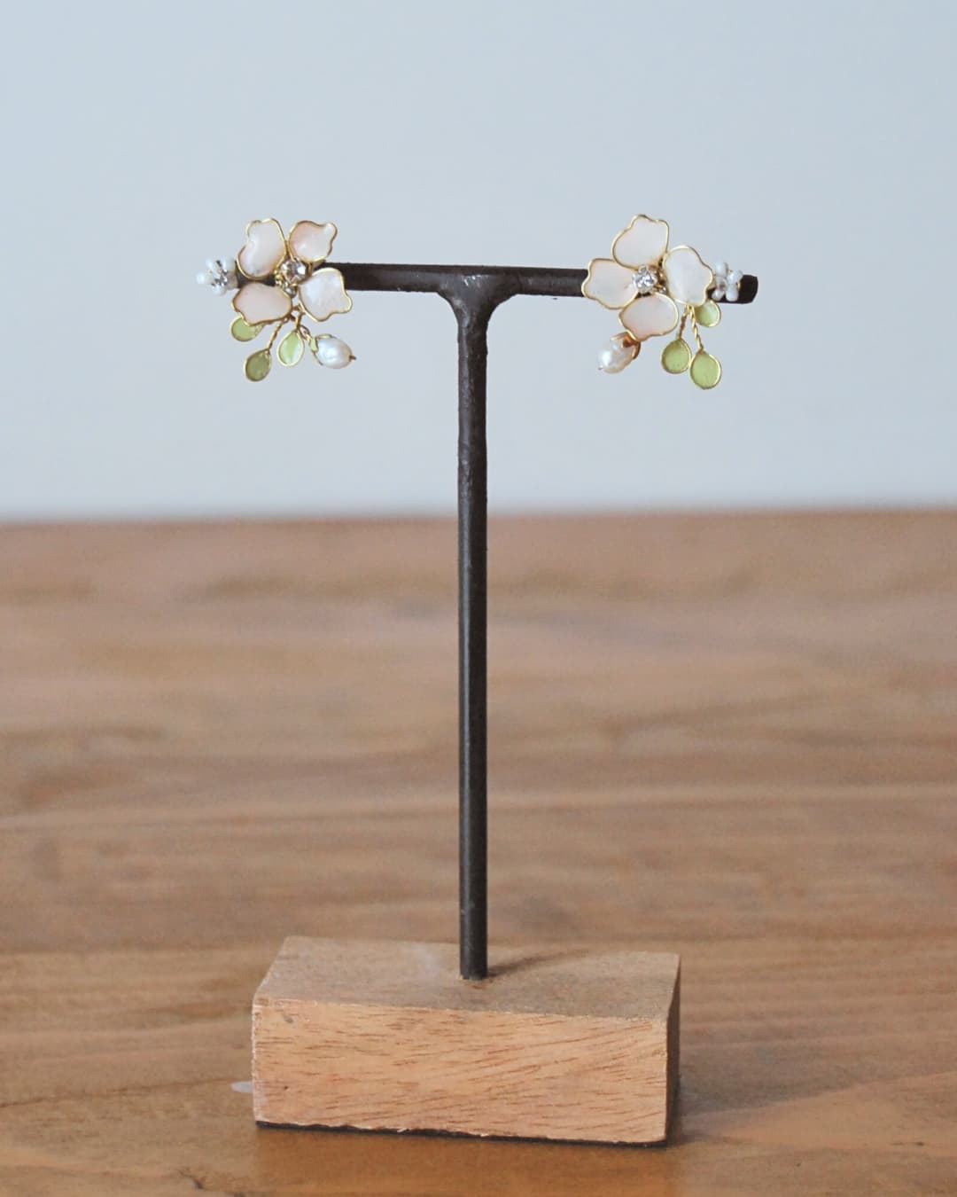 Orecchini sposa Anthea con petali rosa cipria e perle, design botanico artigianale Elibre.