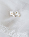 Orecchini da sposa con fiore bianco e perla naturale pendente, eleganti e raffinati, realizzati artigianalmente.
