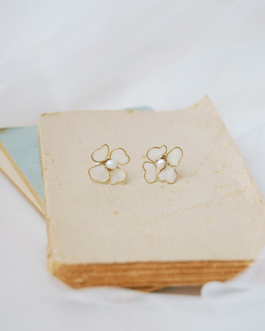 Orecchini da sposa fiorellini con perla naturale centrale, gioielli artigianali made in Italy