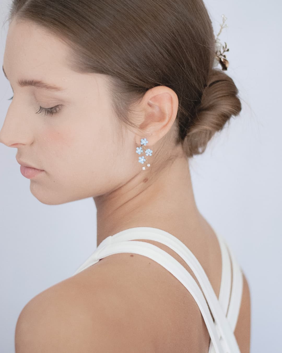 Dettaglio degli orecchini azzurri Non ti Scordar di Me, l'accessorio simbolico ideale come "qualcosa di blu" nuziale.