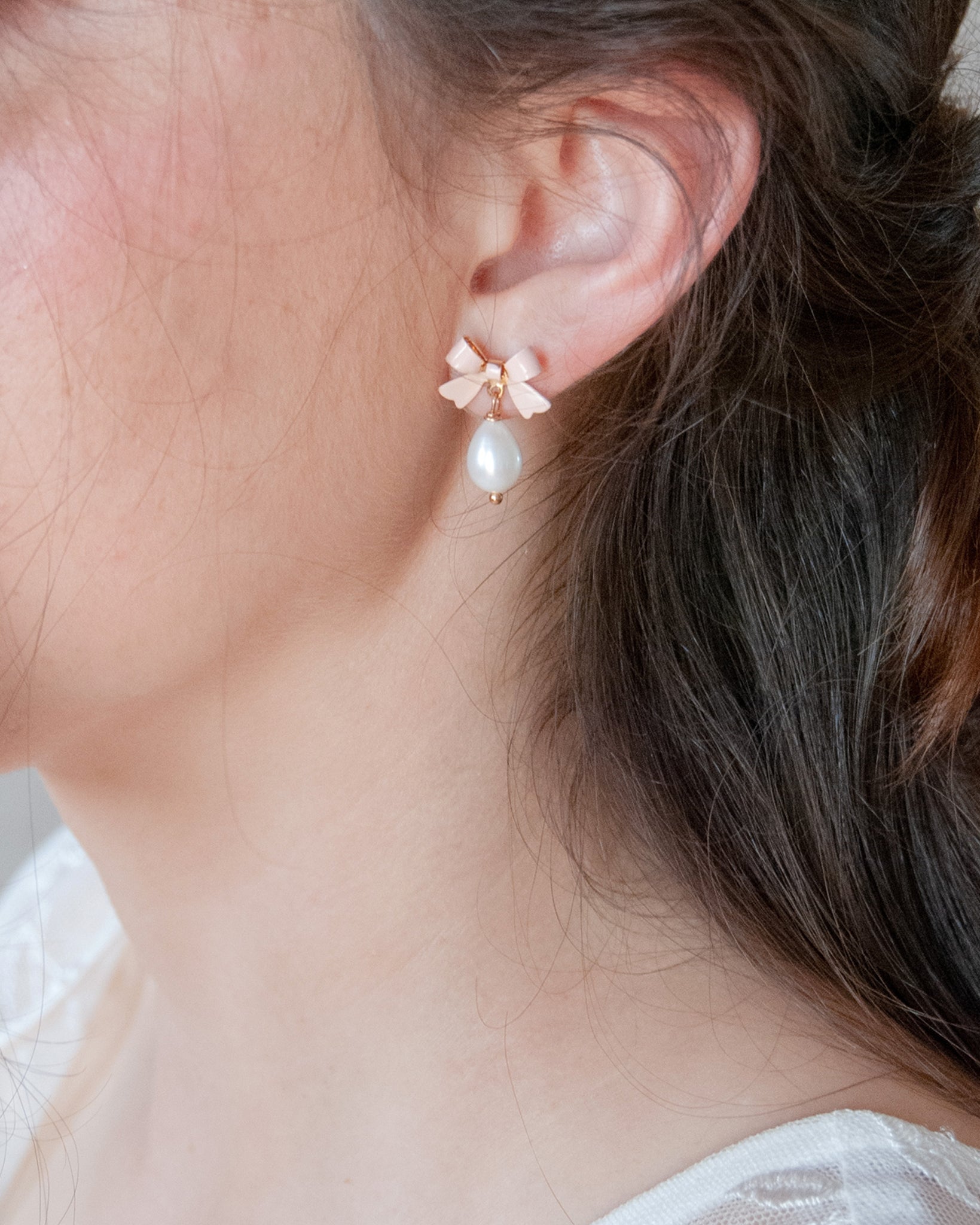 Orecchini pendenti di perla con fiocco rosa