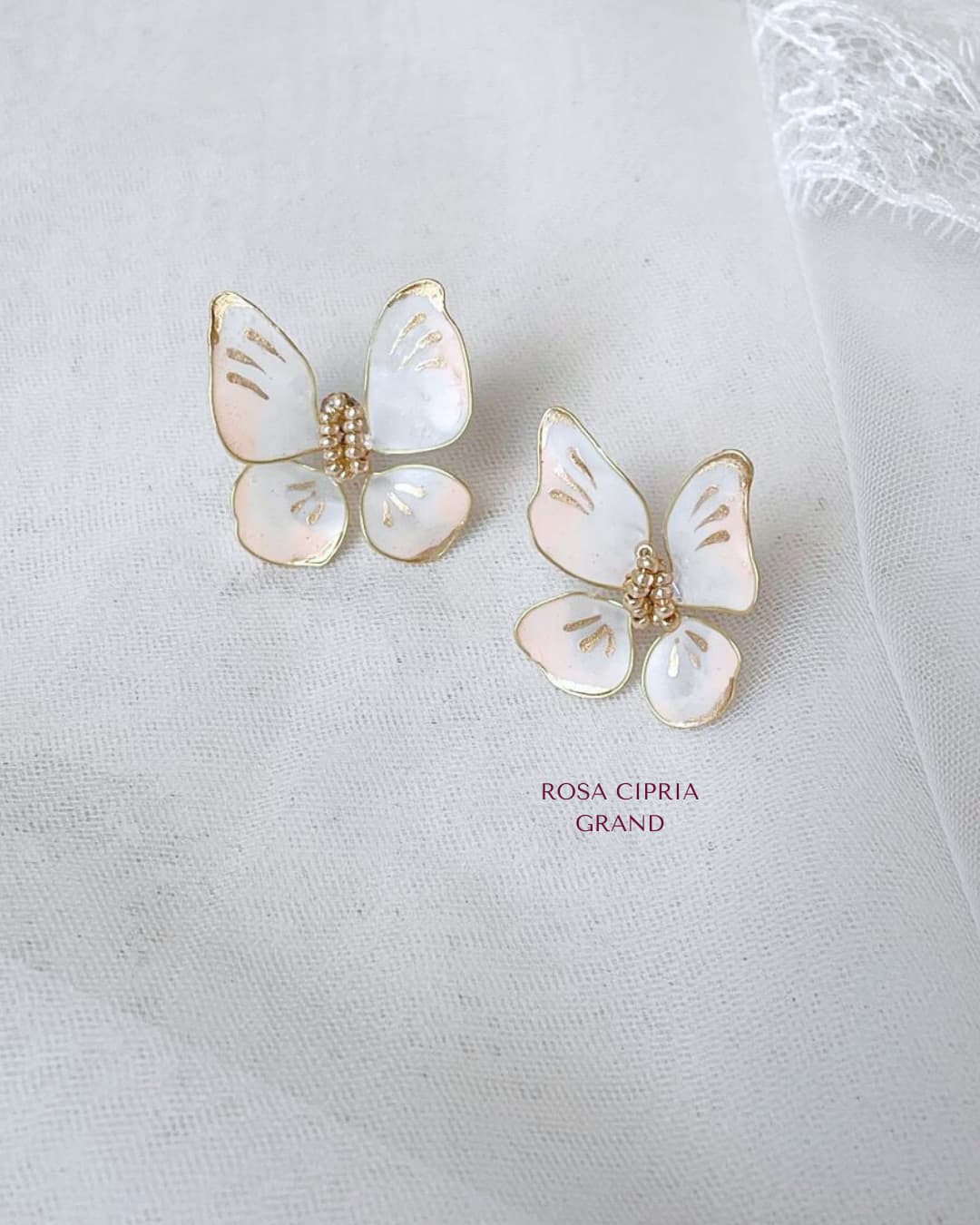 orecchini artigianali con farfalla dipinta a mano rosa cipria.