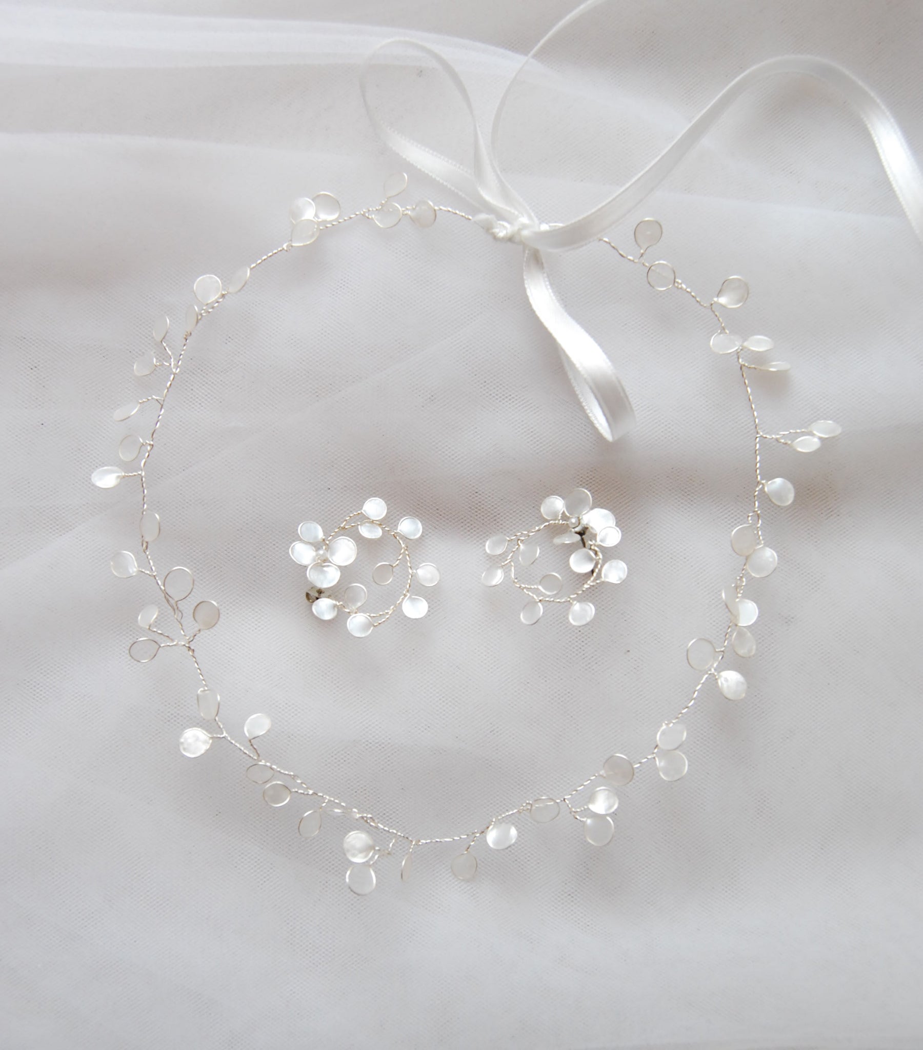 Set di gioielli da sposa con collana e orecchini coordinati, caratterizzati da perle di luna e effetto madreperlato, per un look elegante e sofisticato.