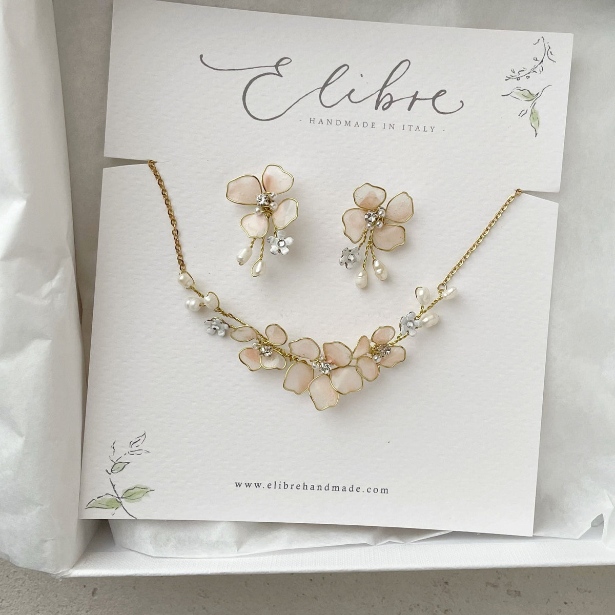 Set parure da sposa personalizzato con collana e orecchini in fiori e perle