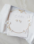 parure da sposa con orecchini e collana di fiori bianchi coordinata per un look nuziale unico.