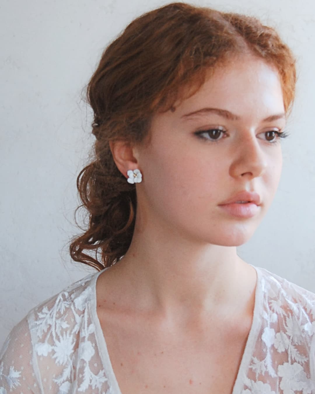 La variante a lobo degli orecchini Peonia Biancoluce indossati