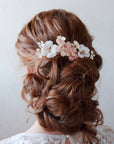 Pettinino per capelli con stile country chic, decorato con fiori bianchi e rosa.