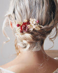 pettinino con fiori rossi da sposa per acconciatura elegante