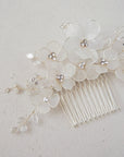 Elegante pettinino floreale con fiori satinati, ideale per acconciature da matrimonio.
