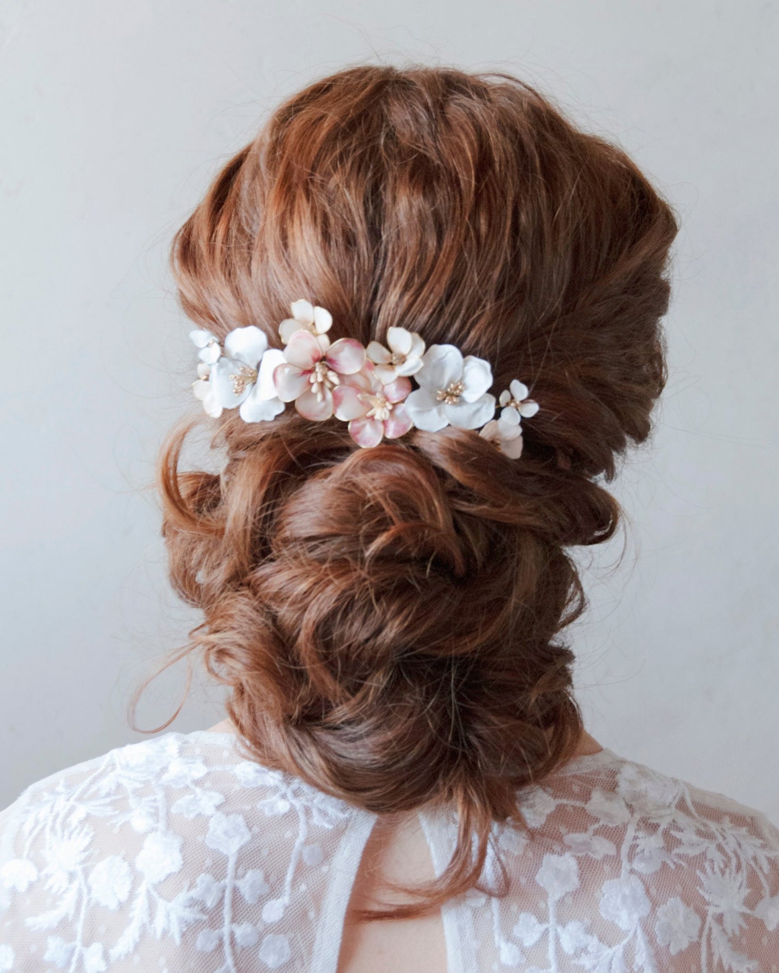 Pettinino floreale con fiori bianchi e rosa, ideale per una sposa country chic.