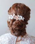 Pettinino floreale con fiori bianchi e rosa, ideale per una sposa country chic.