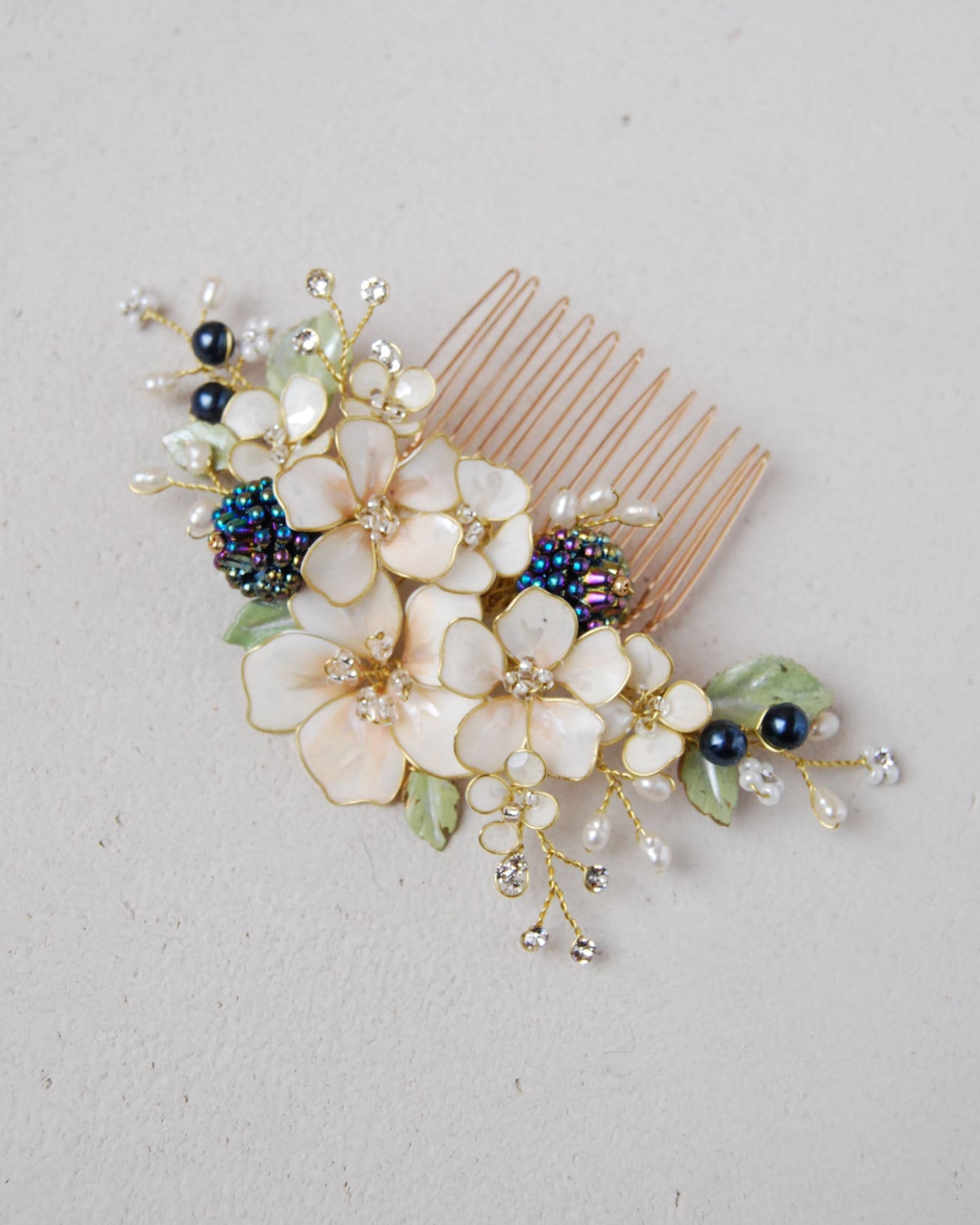 Pettinino con more e dettagli floreali, un accessorio elegante per matrimonio alternativo.