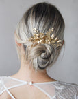 Elegante pettinino floreale in oro, perfetto per spose che cercano un look sofisticato.